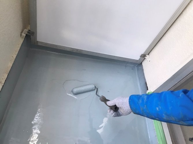 バルコニー床ウレタン防水主材塗布（2回目）