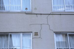 外壁のひび割れ原因と補修対処法について